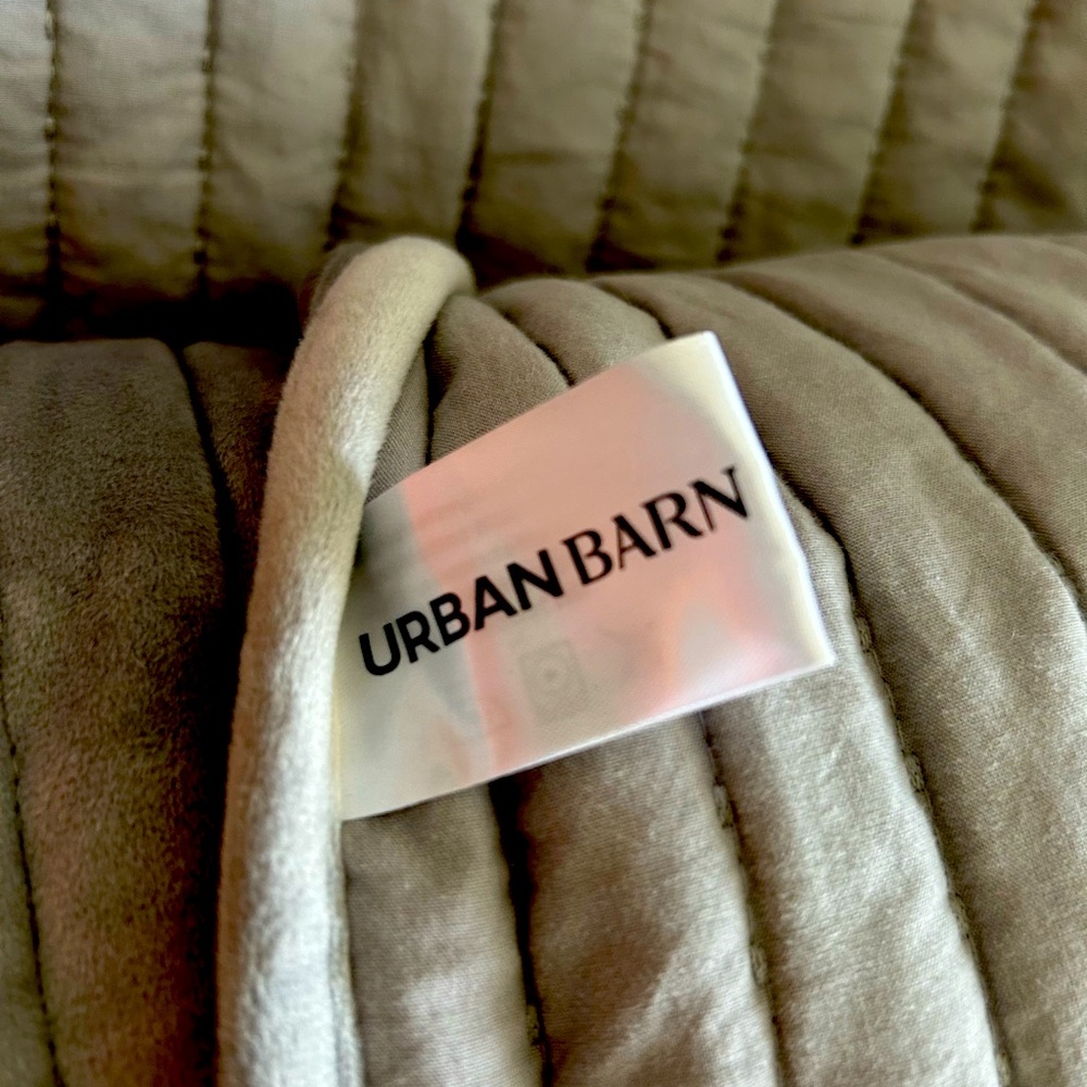 URBAN BARN KING SIZE VELVETY QUILT